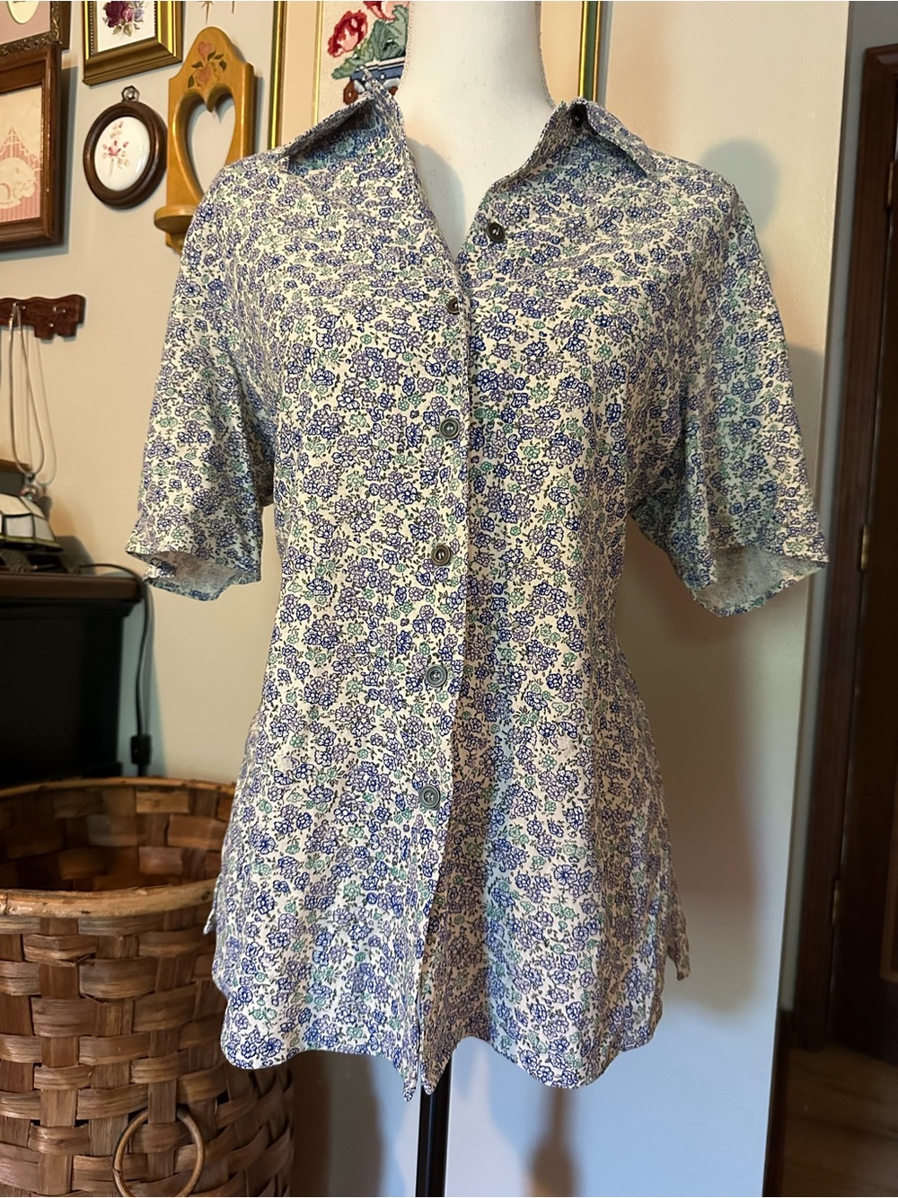 Vintage 90’s Anna and Frank blue floral silk blouse with button up front. Size L